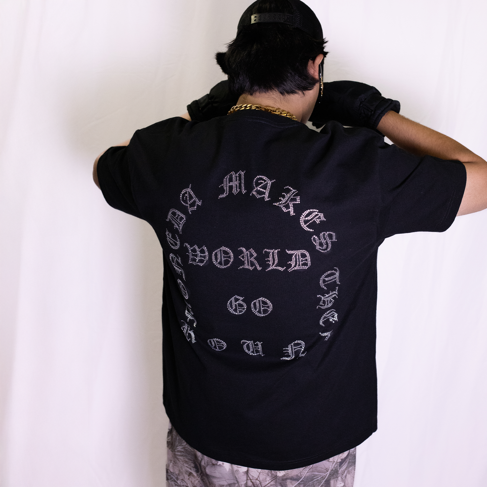 WORLD GOES ROUND TEE BLACK